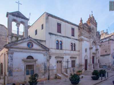 Ci poniamo poi sul lato sinistro della chiesa dopo aver fiancheggiato il palazzo della Canonica e una chiesetta del 1860 dedicata alla Madonna di Costantinopoli